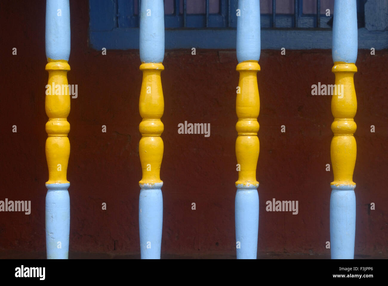Holzgeländer des Balkons eines alten Bungalows im Mahabaleshwar Satara Maharashtra india asia Stockfoto