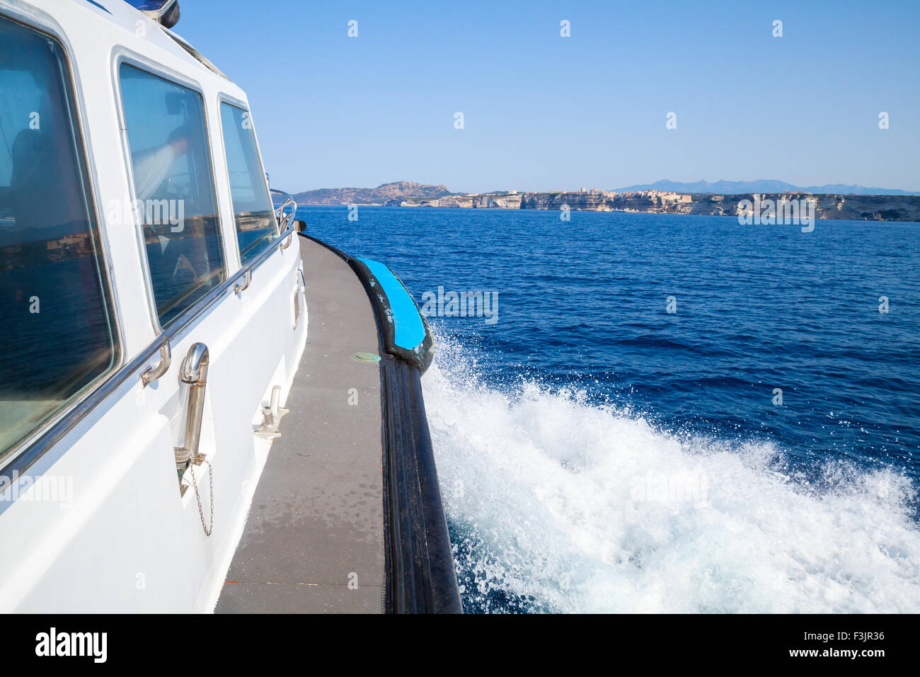 Schnelles Motorboot im Gange, Mittelmeer, Blick aus dem Kabinenfenster Stockfoto