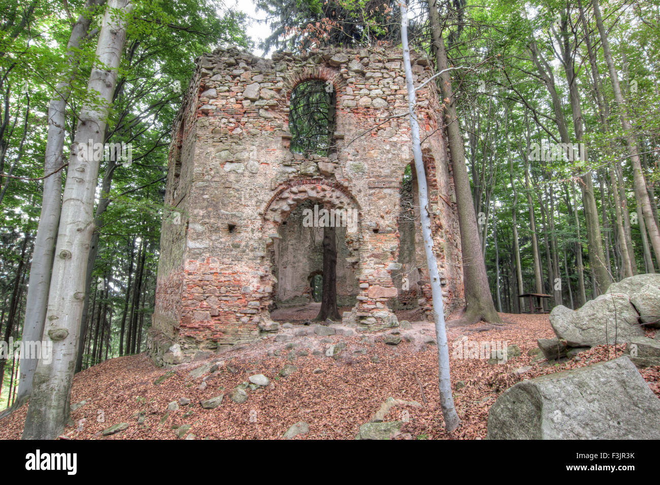 Ruinen der die barocke Wallfahrtskapelle von Saint Mary Magdalene auf dem Berg wenig Blanik Stockfoto