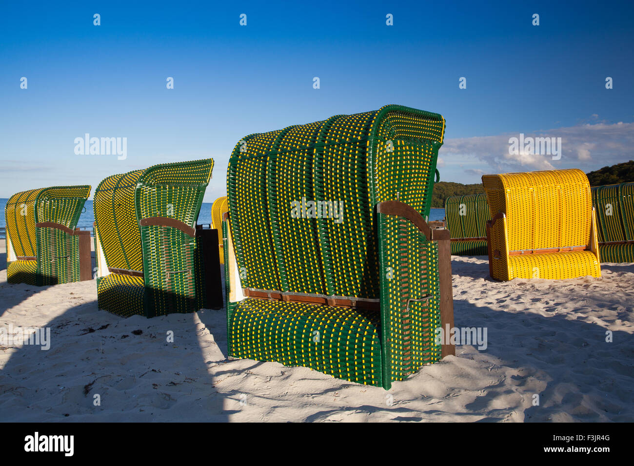 Typischen Strandkörbe am Strand in Insel Rügen, Deutschland ...