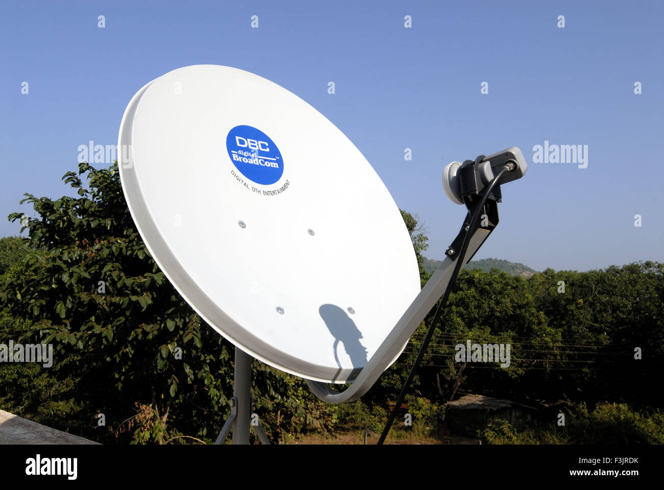 Dish Antenna Unterhaltung durch Satelliten DTH Fernsehsender Harihareshwar Raigad Maharashtra indien asien Stockfoto