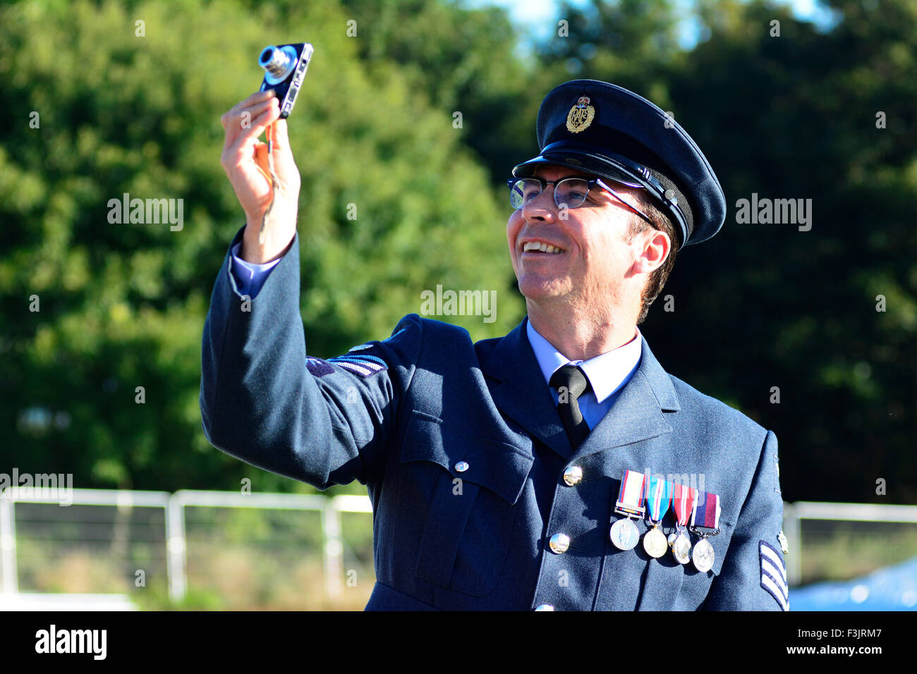 Flug-Sergeant John Evans der RAF Waddington unter einem Snap The International Bomber Command Center Memorial Spire enthüllt am Canwick-Hügel, Lincoln, 2. Oktober 2015. Foto der "Telegraph" von John Robertson. Stockfoto