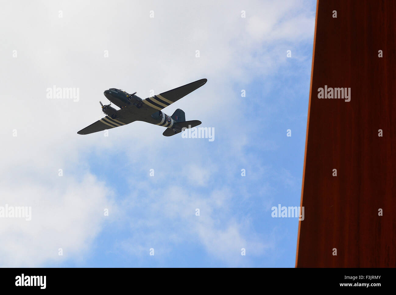 WWII Dakota fliegt über die internationalen Bomber Command Center Memorial Turm bei Canwick Hill, Lincoln, 2. Oktober 2015 vorgestellt. Stockfoto