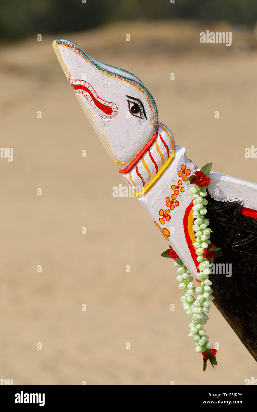 Gemalter Kopf mythologische Tier Front Land Fischerboot Kunkeshwar Beach Konkan Küste Sindhudurg maharashtra indien asien Stockfoto