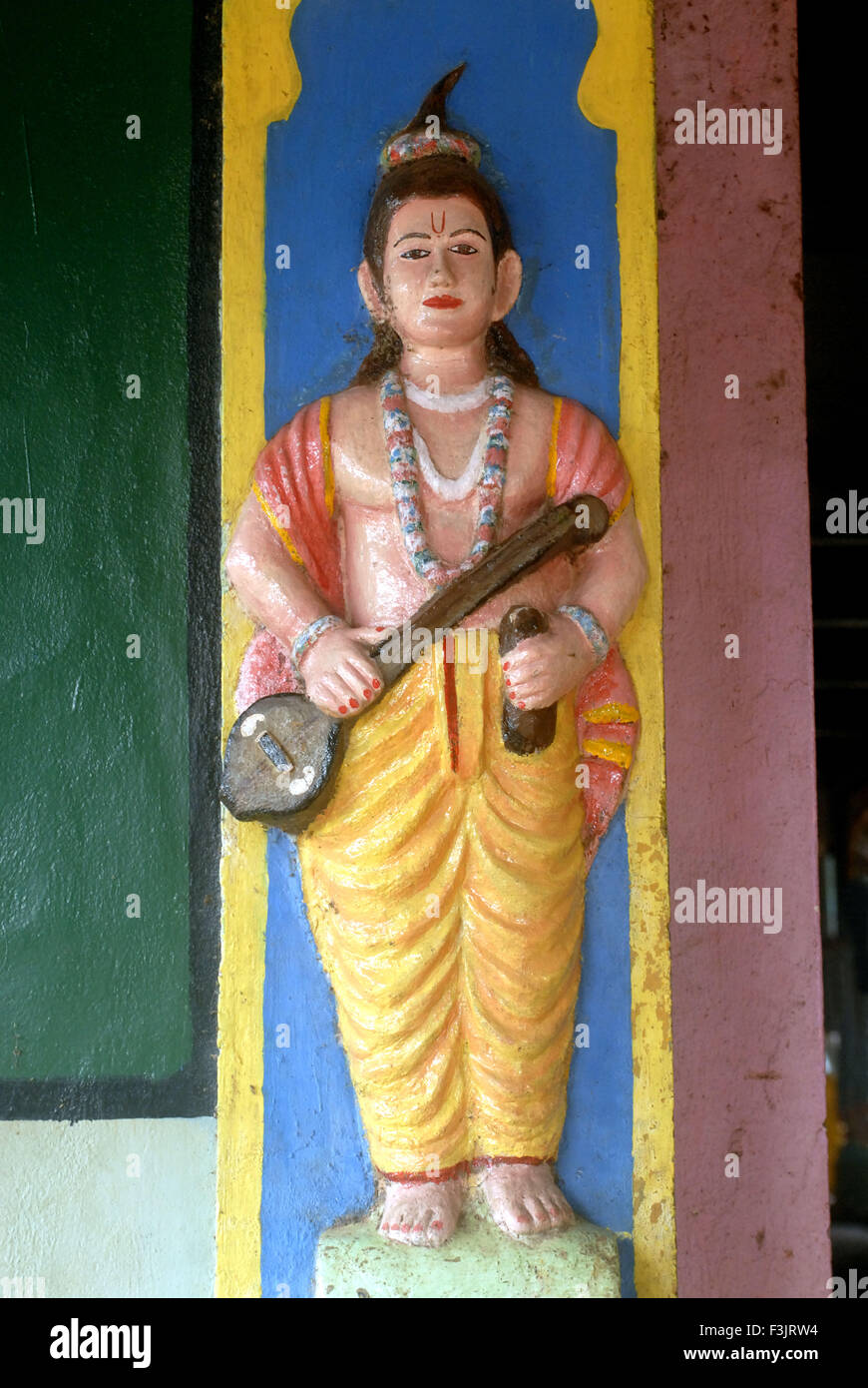 Narad Vater im Gesetz von Lord Ganesh bemalte Skulptur Eingang Shreedevi Bhagavati Temple Dorf KotKamte Devgad Sindhudurg maharashtra indien asien Stockfoto