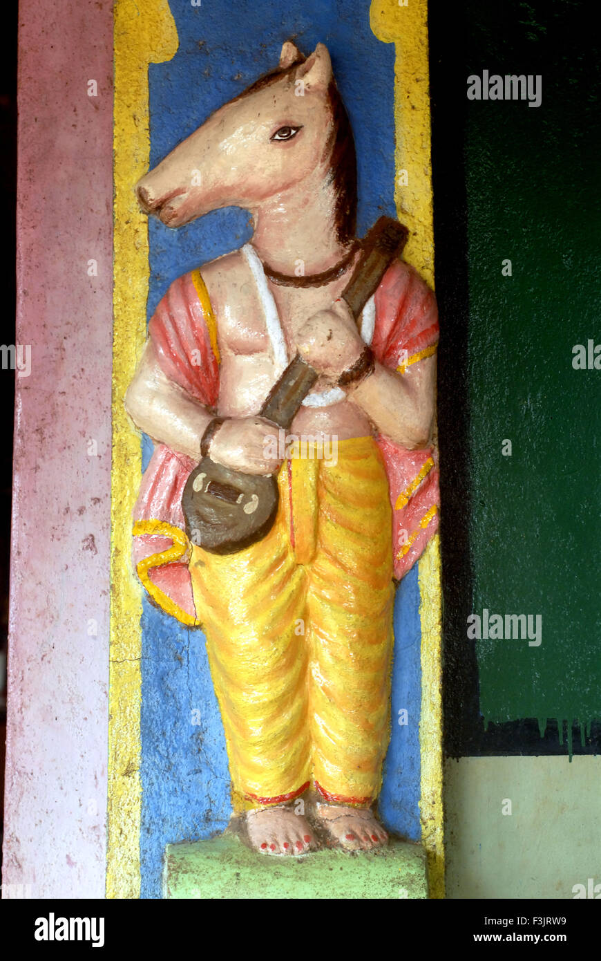 Tumbaru Mann Kopf des Pferdes bemalte Skulptur am Eingang des Shreedevi Bhagwati Tempel Dorf KotKamte Devgad Sindhudurg Maharashtra Indien Stockfoto