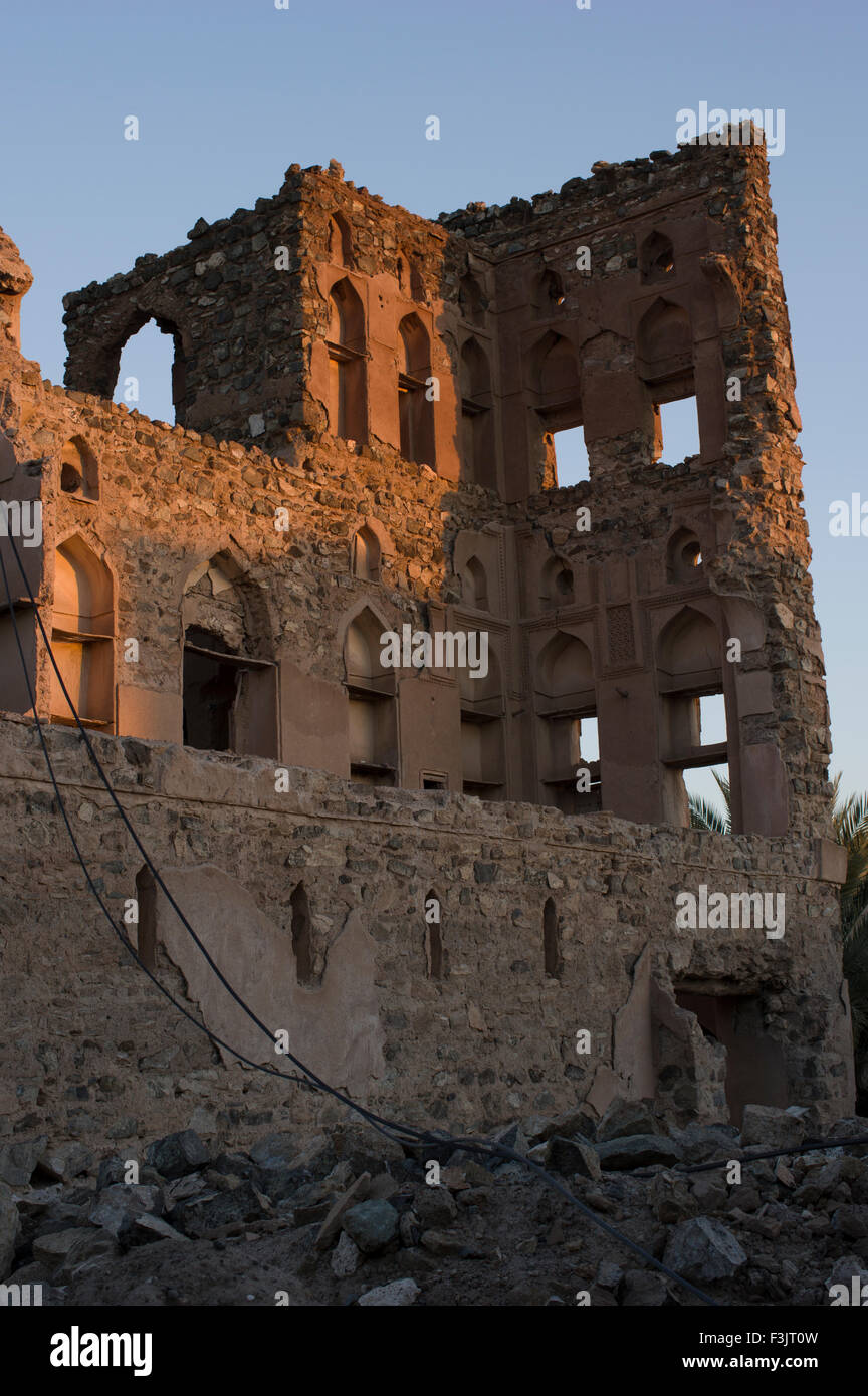 Verzierten alten Adobe-Festung in Schutt und Asche in einer Stadt in das Sultanat Oman, eine sichere, freundliche Golfstaat Urlaubsziel Stockfoto