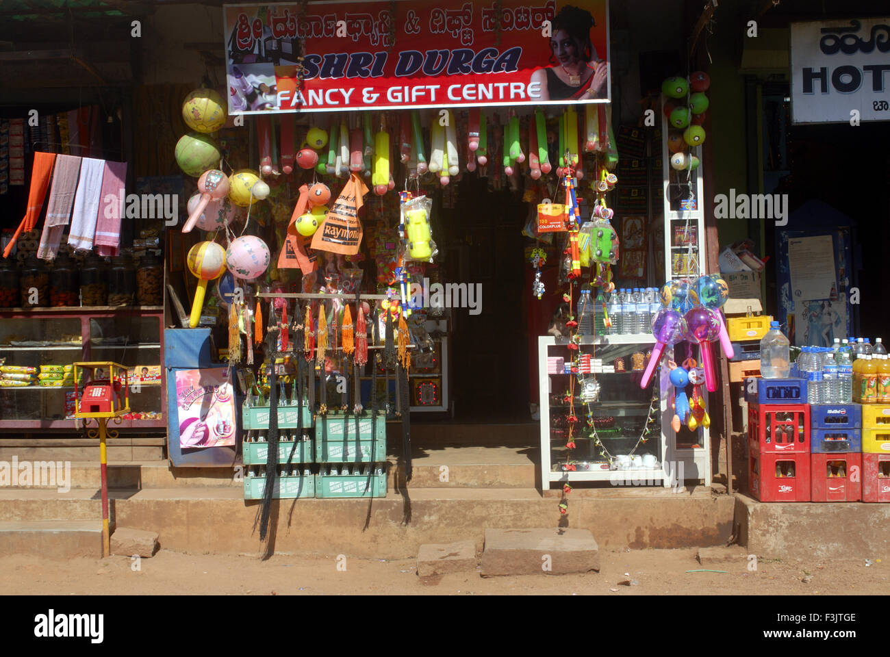 Schicke Geschenkartikel Shop gegenüber Shree Durga Parameshwari Tempel in Kateel Dakshina Kannada District Karnataka Indien asien Stockfoto