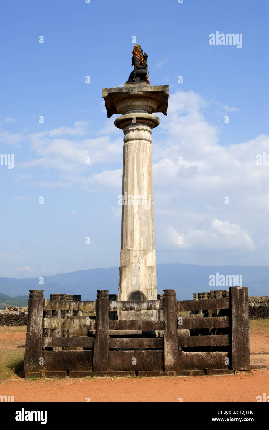 Kshetrapala sitzen auf Bramha Yaksha Manstambha errichtet Gommata Betta