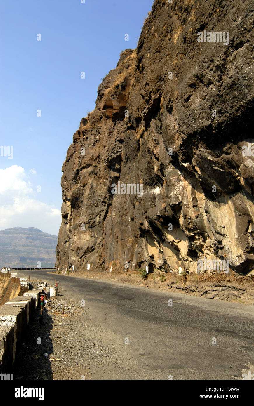 WESTERN Ghat Straße durch Schneiden sehr harten schwarzen Felsen des Sahyadri Berg bei Malschej Ghat Thane Maharashtra indien asien gebaut Stockfoto