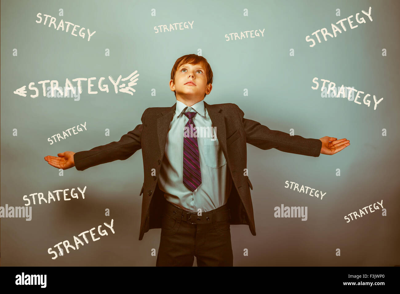 Teen junge Geschäftsmann ausgestreckten Armen nach oben die Idee bez. Stockfoto