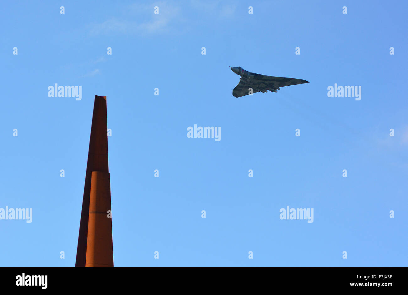 Avro Vulcan Bomber fliegt über die internationalen Bomber Command Center Memorial Turm bei Canwick Hill, Lincoln, 2. Oktober 2015 vorgestellt. Stockfoto