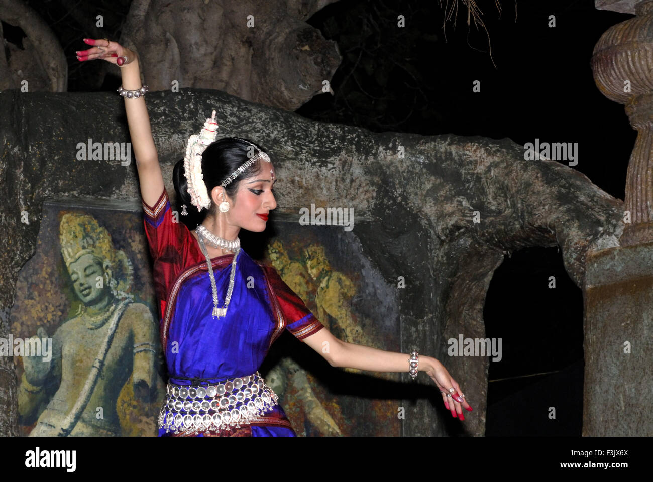 Elephanta Festival Mudgal Odissi Tanz traditionelle indische klassische Kunstform Gharapuri Raigad Mumbai Maharashtra Indien durchführen Stockfoto