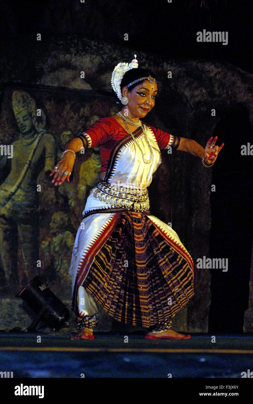 Elephanta Festival Madhavi Mudgal Durchführung Odissi Tanz traditionelle indische klassische Kunstform Gharapuri Raigad Mumbai Indien Stockfoto