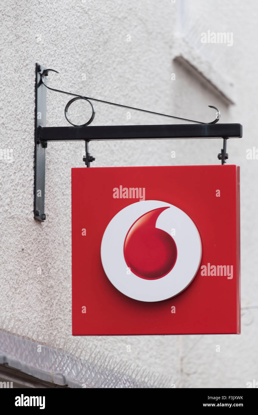 Ein Vodafone-Shop-Zeichen-Logo. Stockfoto