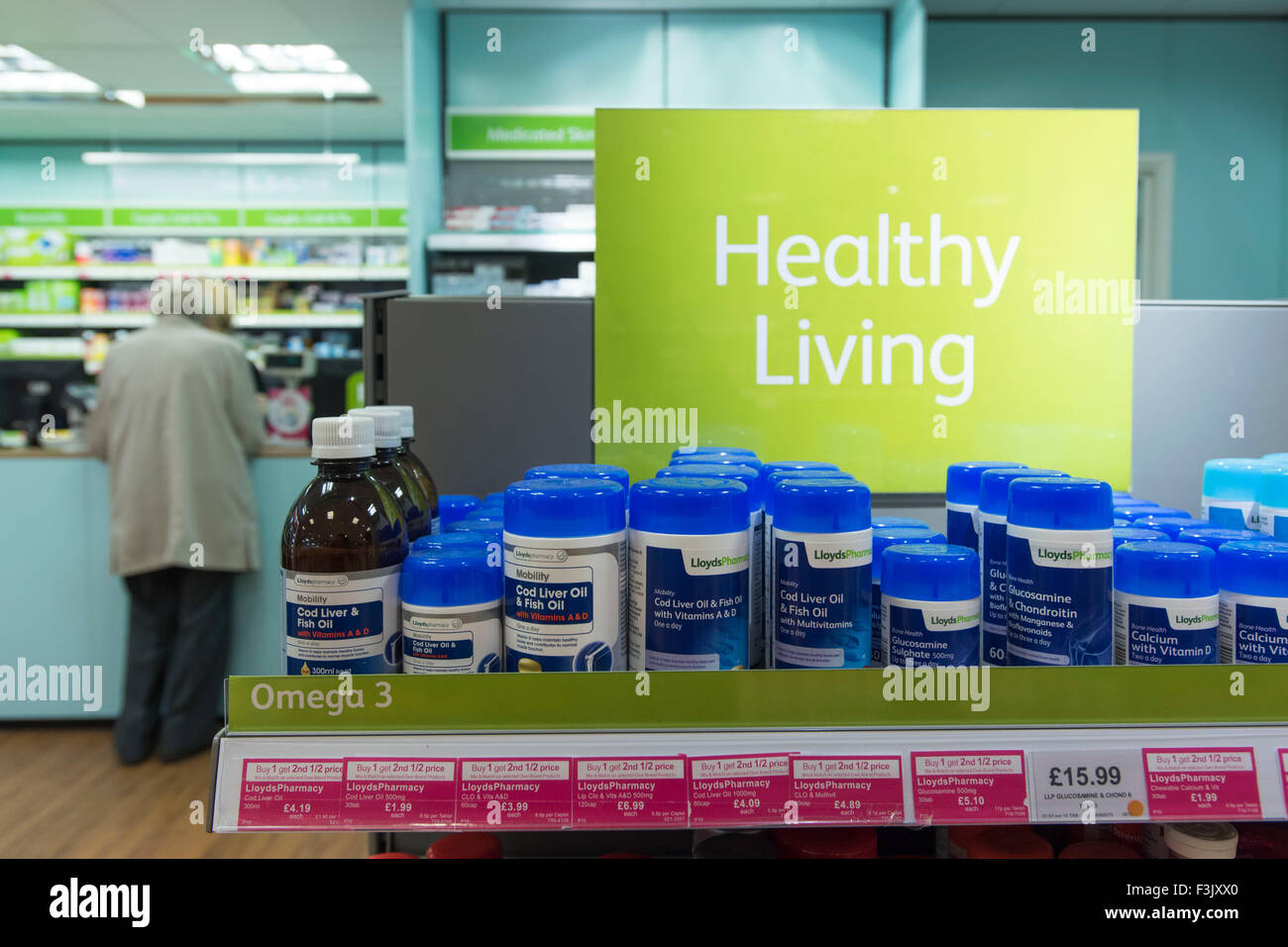 Ein Regal der Wohngesundheit Ergänzungen und Vitamintabletten in einer Apotheke / Apotheke. Stockfoto