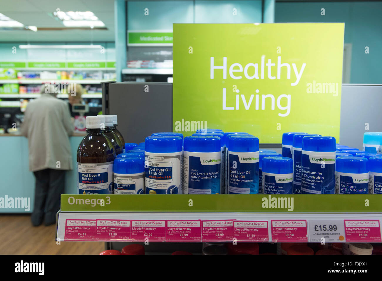 Ein Regal der Wohngesundheit Ergänzungen und Vitamintabletten in einer Apotheke / Apotheke. Stockfoto