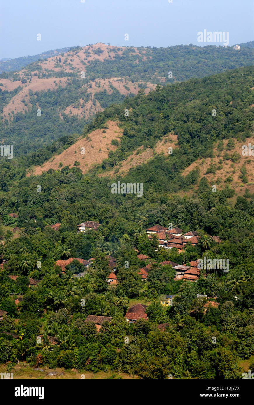 Luftbild oben Parshuram Ghat dichten Grün mit Mangalore geflieste Dach Häuser und Sahyadri reicht Chiplun Ratnagiri Maharashtra, Indien Stockfoto