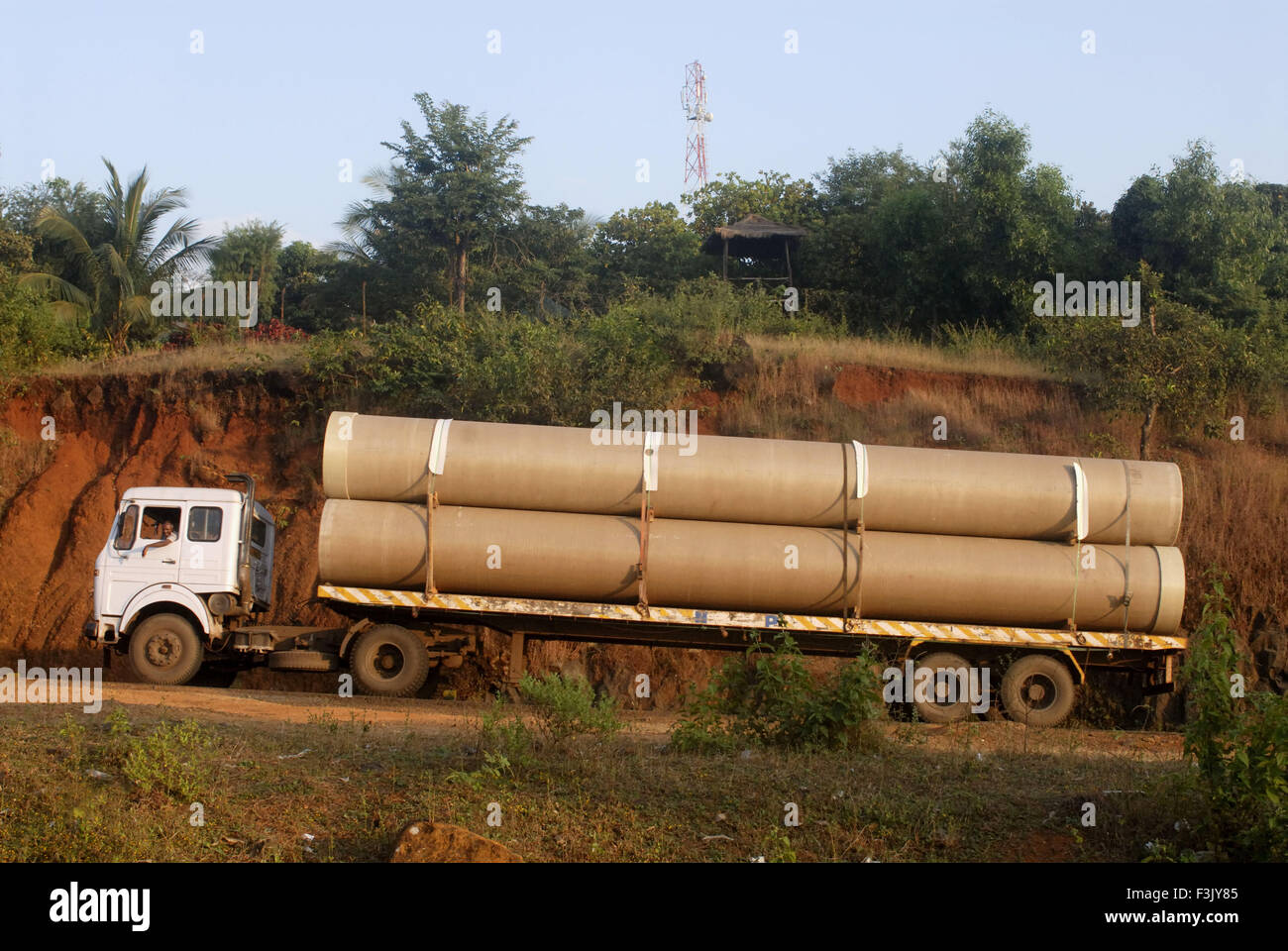 LKW mit riesigen Rohren; schwere Fahrzeuge Verkehr auf der nationalen Autobahn Nummer 17 Chiplun Ratnagiri Maharashtra Indien Stockfoto