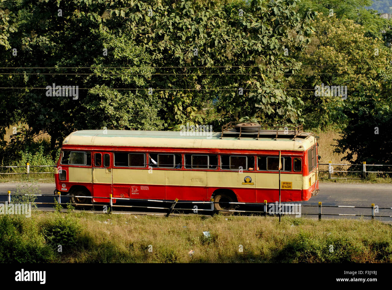 Schnell bewegenden Verkehr Bus Verkehr national Staatsstraße Nr. 17 Chiplun Konkan Region Ratnagiri Maharashtra Indien Stockfoto