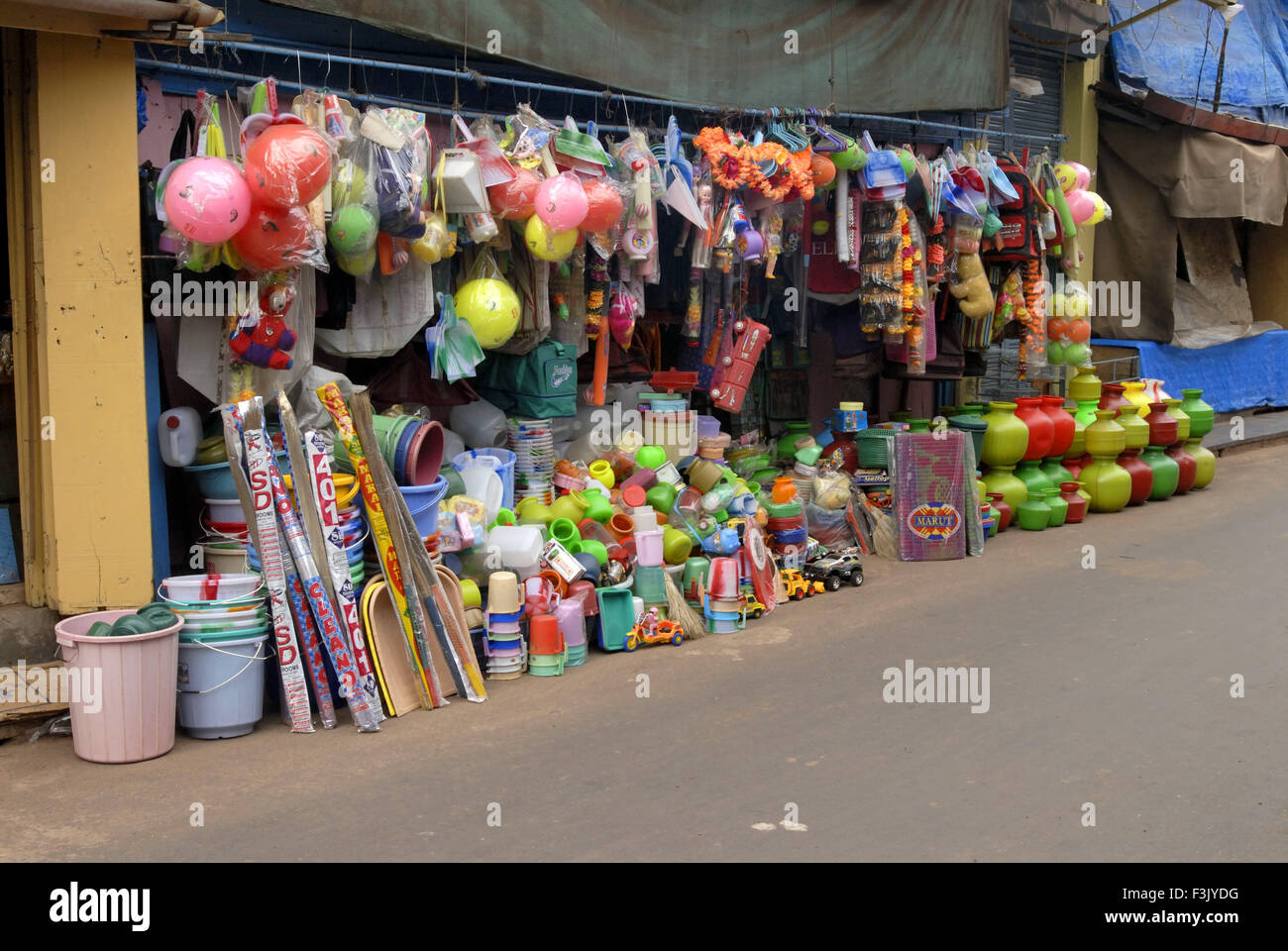 Shop von verschiedenen Haushaltsartikeln aus Kunststoff am Hauptmarkt Straße am Malvan Sindhudurg Maharashtra, Indien Stockfoto