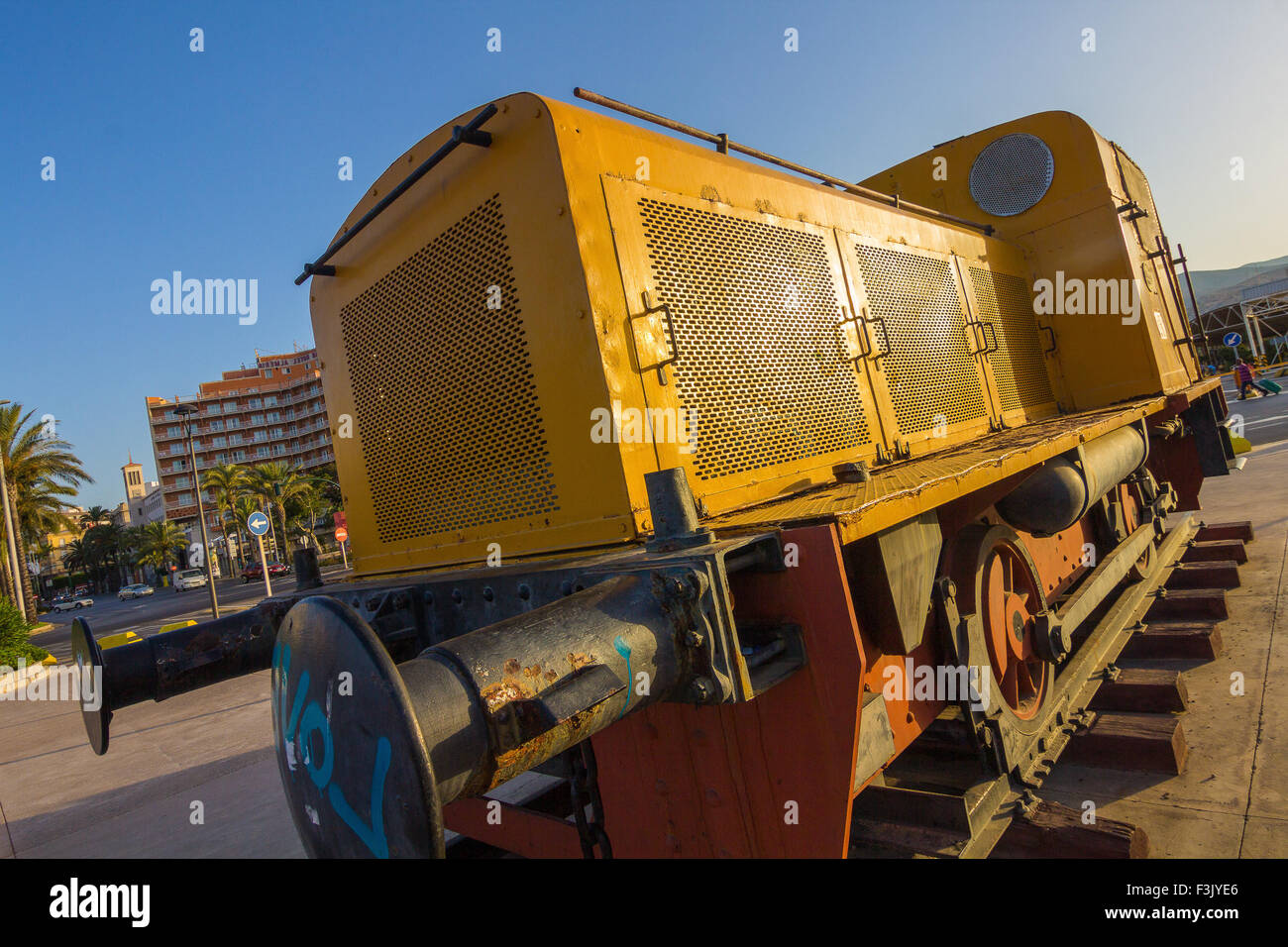 Alte gelbe Diesel Lok Mitte des zwanzigsten Jahrhunderts für den Bergbau Stockfoto