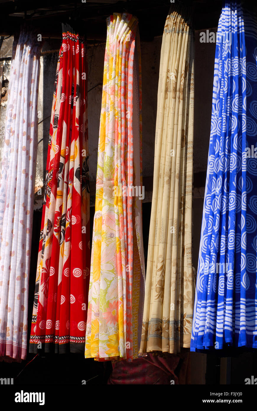 Saris hängen draußen laden zum Verkauf Bhatkal Uttar Kannada Bezirk Karnataka Indien Stockfoto
