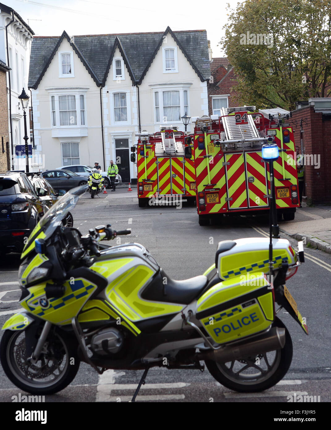 Southsea, Hampshire, UK. 8. Oktober 2015. Ein Auto mit vier Passagieren, darunter ein Baby hat in einem Haus getrieben. Polizei und Krankenwagen wurden an Richmond Ort in Southsea, um 14:34 heute aufgerufen, nachdem das Auto in das Eigentum fuhr. Drei Personen wurden in das Auto mit einem Baby, aber jeder konnte Aussteigen aus dem Fahrzeug.  Niemand wurde verletzt und alle Passagiere konnten aus dem Auto befreien. Das Haus war leer.  Eine Sprecherin von Hampshire Constabulary, sagte: "Wir wurden mit einem Krankenwagen am 14:34 genannt, weil ein Auto in ein Haus gegangen war. Bildnachweis: Uknip/Alamy Live-Nachrichten Stockfoto