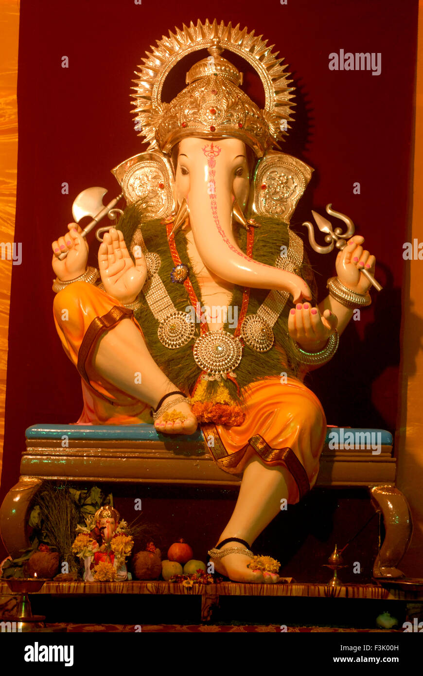 Lord Ganesh Idol Dekoration Anbetung für Ganapati Festival Pune Maharashtra Indien Asien Stockfoto