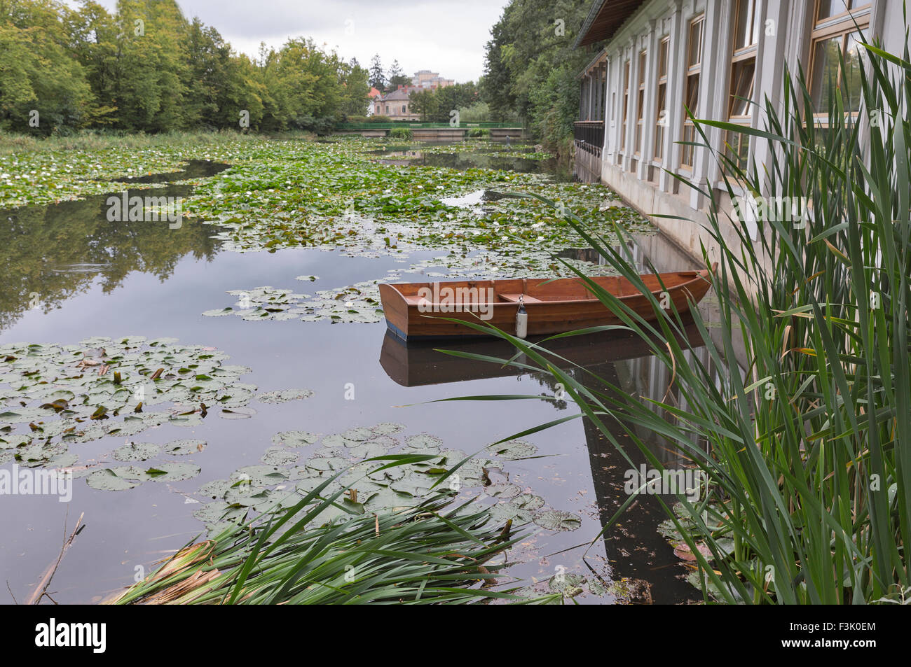 See mit Seerosen und Boot in Tivoli Park. Ljubljana, Slowenien. Stockfoto