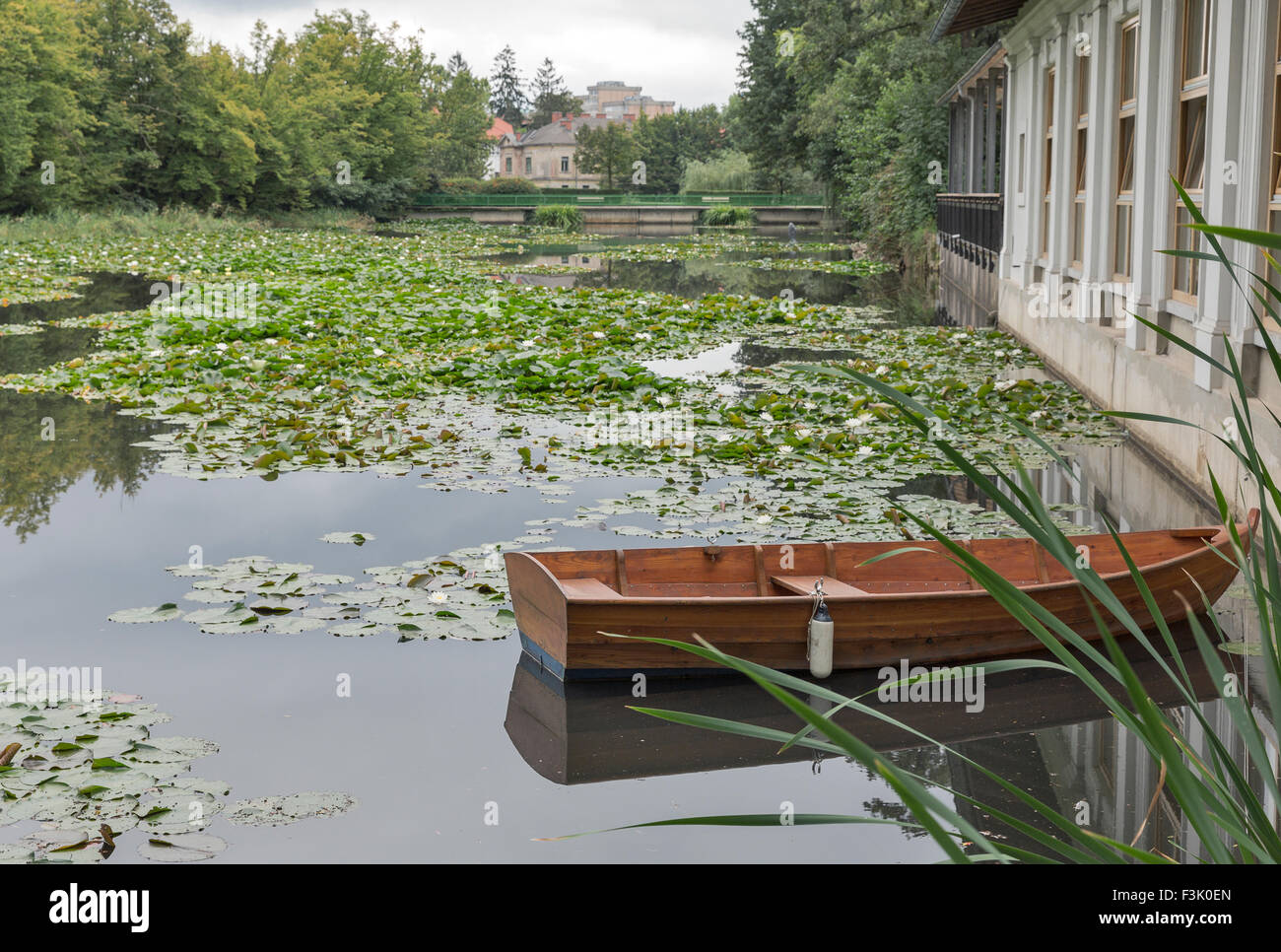 See mit Seerosen und Boot in Tivoli Park. Ljubljana, Slowenien. Stockfoto
