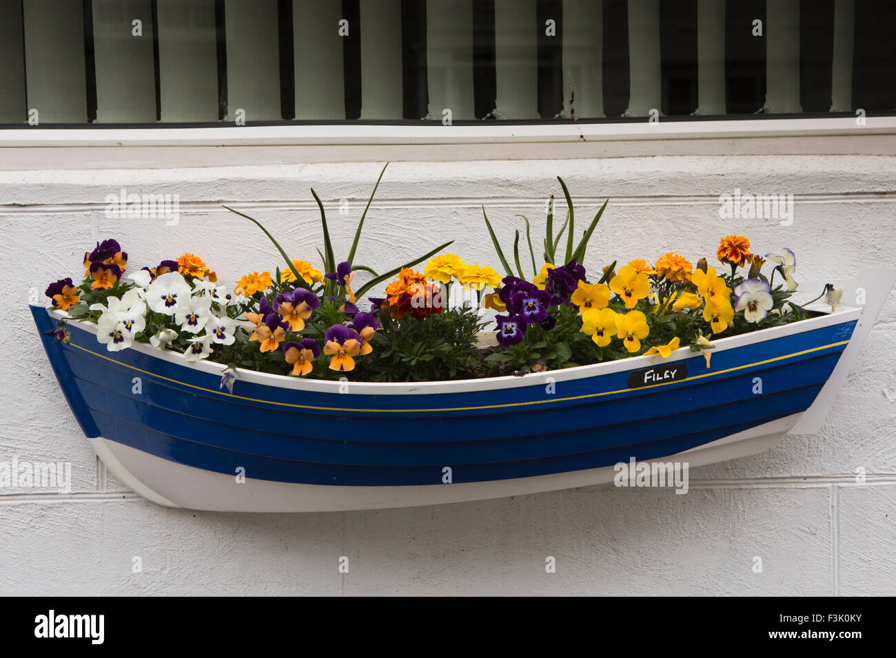 Großbritannien, England, Yorkshire East Riding, Filey, Queen Street, Boot geformten Blumenkasten Übertopf Stockfoto