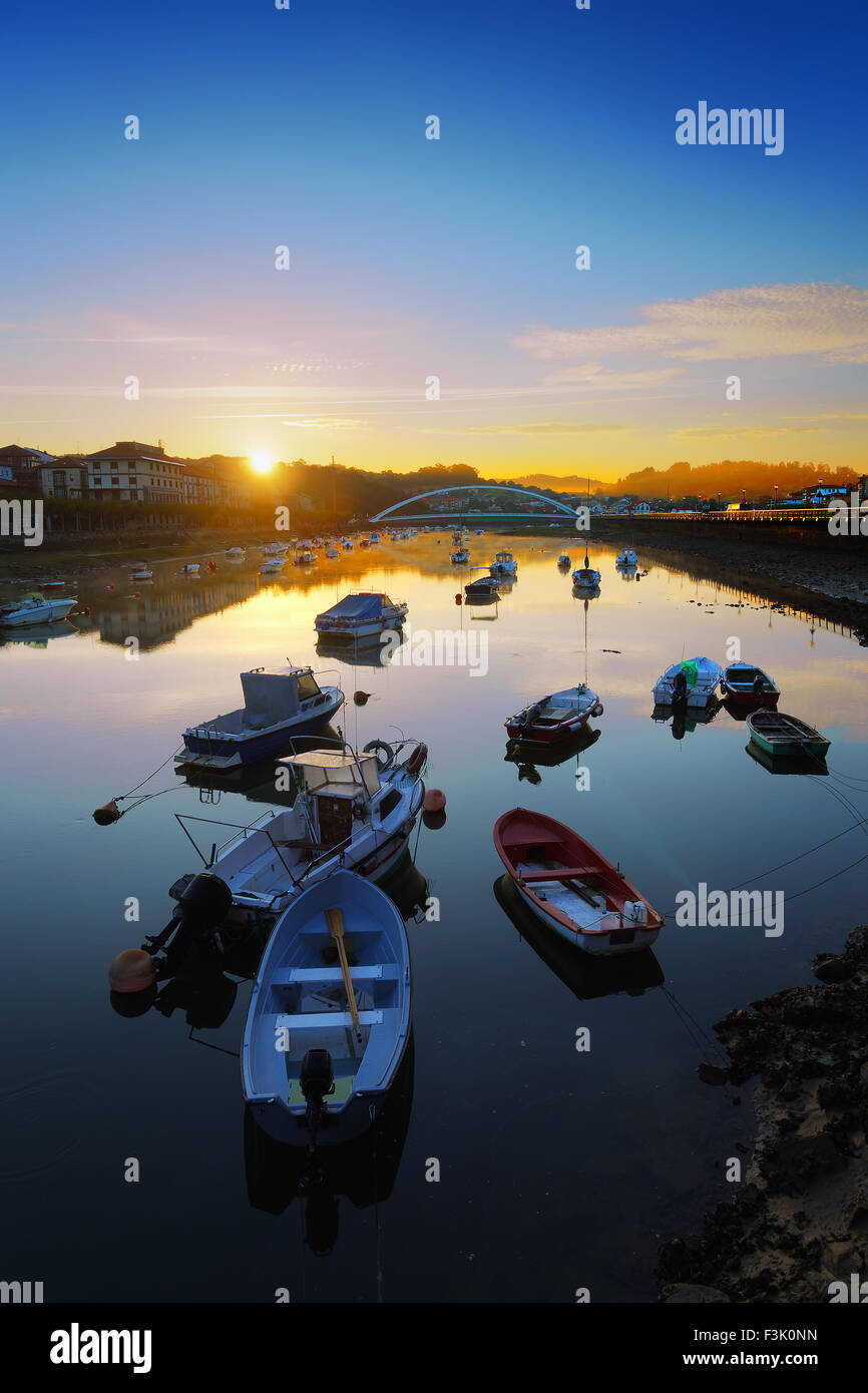 Boote in th Fluss von Plentzia im sunrise Stockfoto