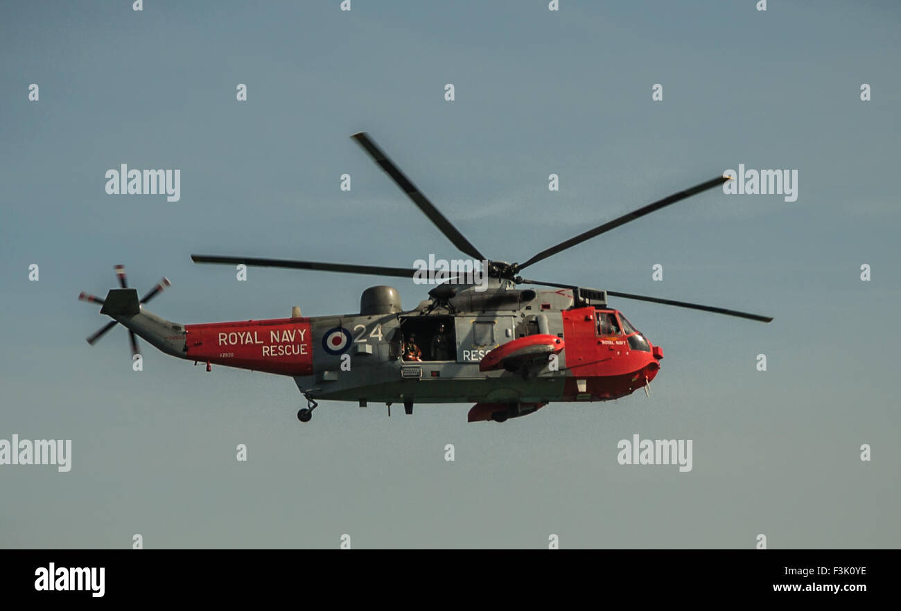 Königliche Marine Rescue Helikopter Nr. 24 über St. Ives, Cornwall Stockfoto