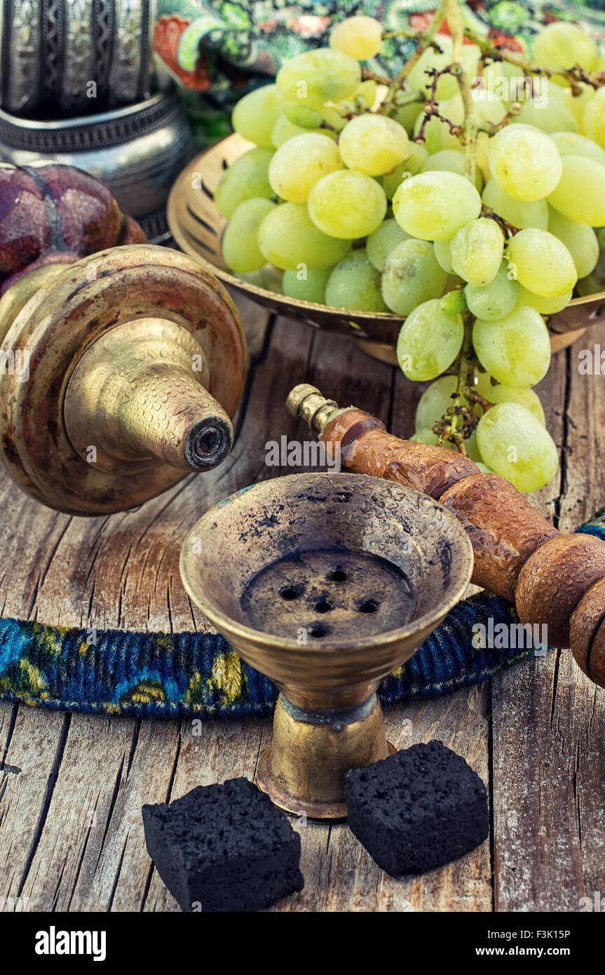 Wasserpfeife mit Fruchtgeschmack auf Holztisch im Vintage-Stil Stockfoto