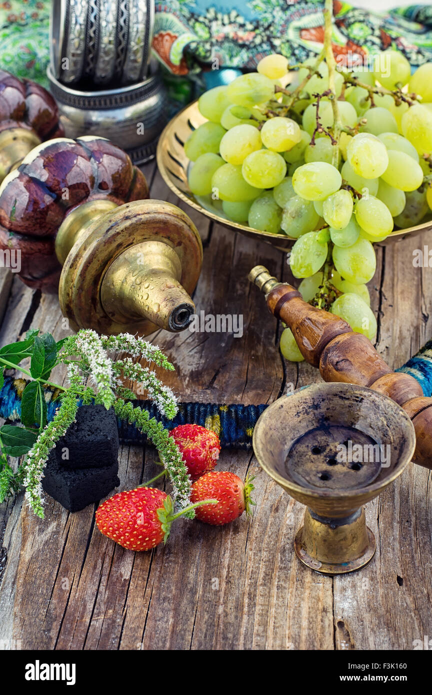 Wasserpfeife mit Fruchtgeschmack auf Holztisch im Vintage-Stil Stockfoto