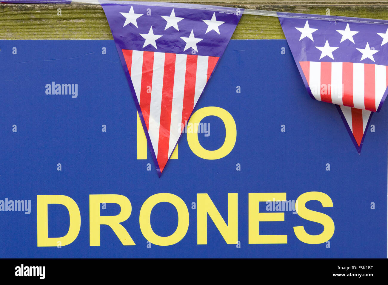 Information der Öffentlichkeit Schild "No Drohnen" mit amerikanischen Flagge angebracht Bunting zu einem Holzzaun Stockfoto