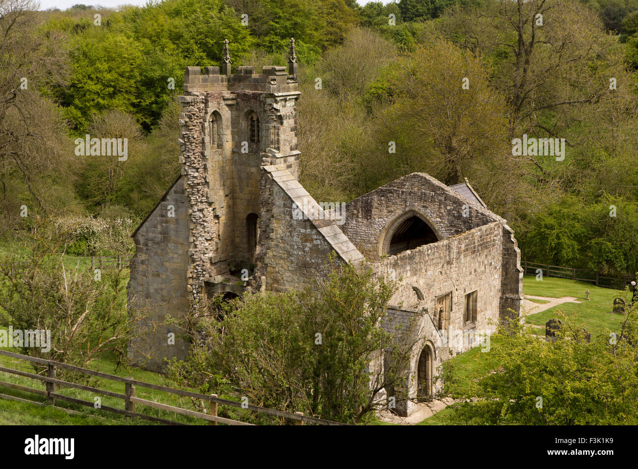 Großbritannien, England, Yorkshire East Riding, Wharram Percy, verlassene mittelalterliches Dorf, Ruinen der Kirche Stockfoto