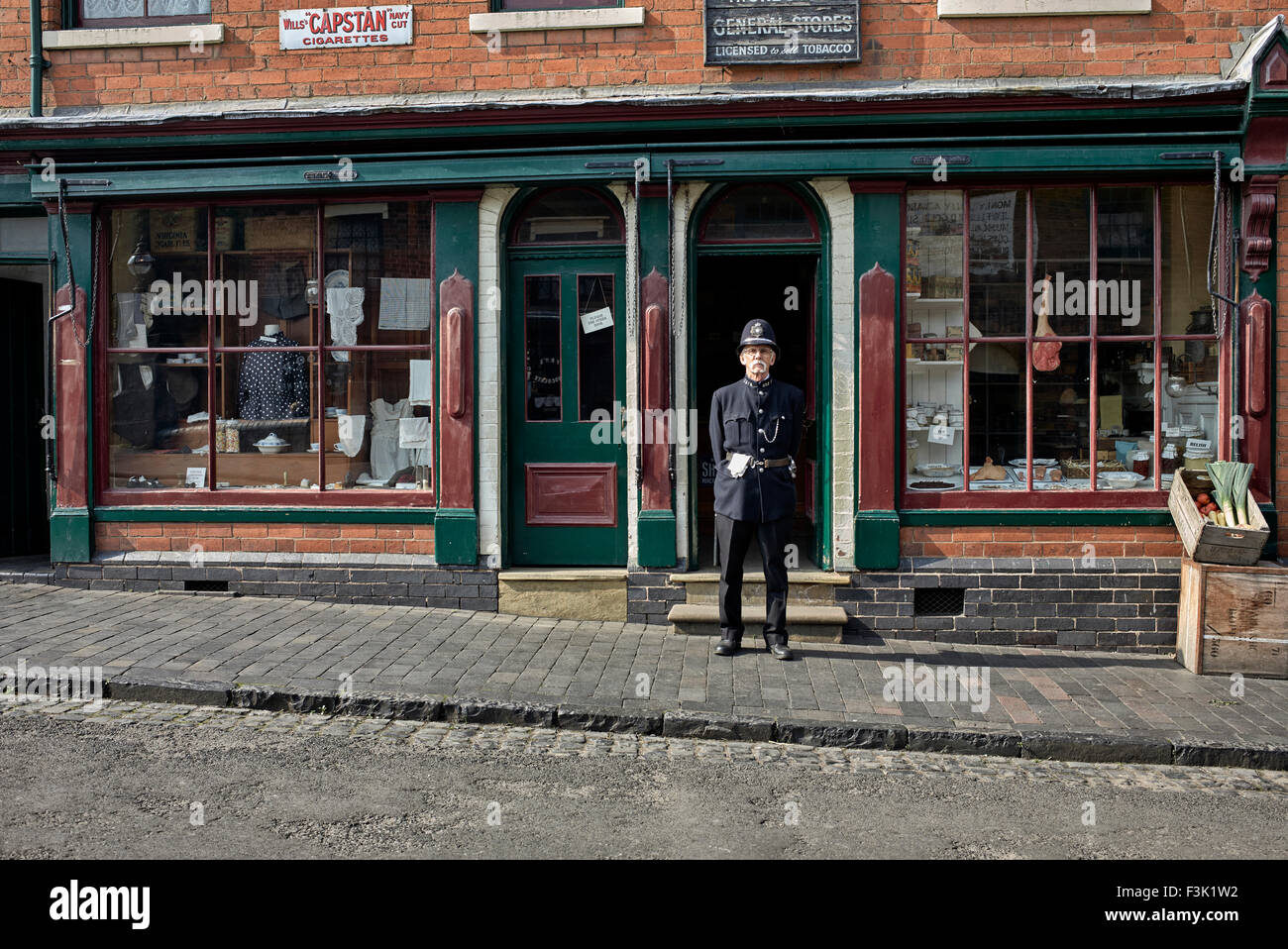 Black Country Museum Dudley. Polizist in der 1900er Jahre Uniform West Midlands England UK Stockfoto