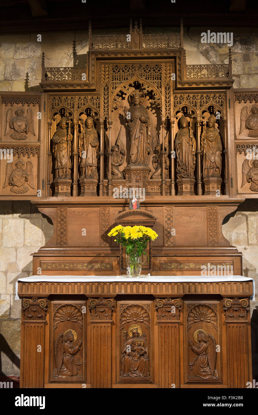 Großbritannien, England, Yorkshire East Riding, Fridaythorpe, Str. Marys Kirche, Innenraum, kunstvoll geschnitzten altar Stockfoto
