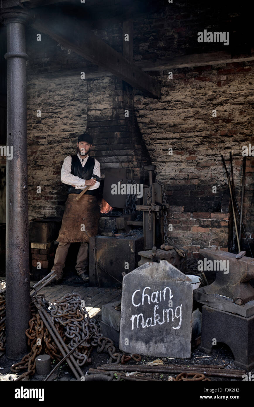 Black Country Museum, mit Kettenmacher in der Schmiede. West Dudley Midlands England Großbritannien Stockfoto