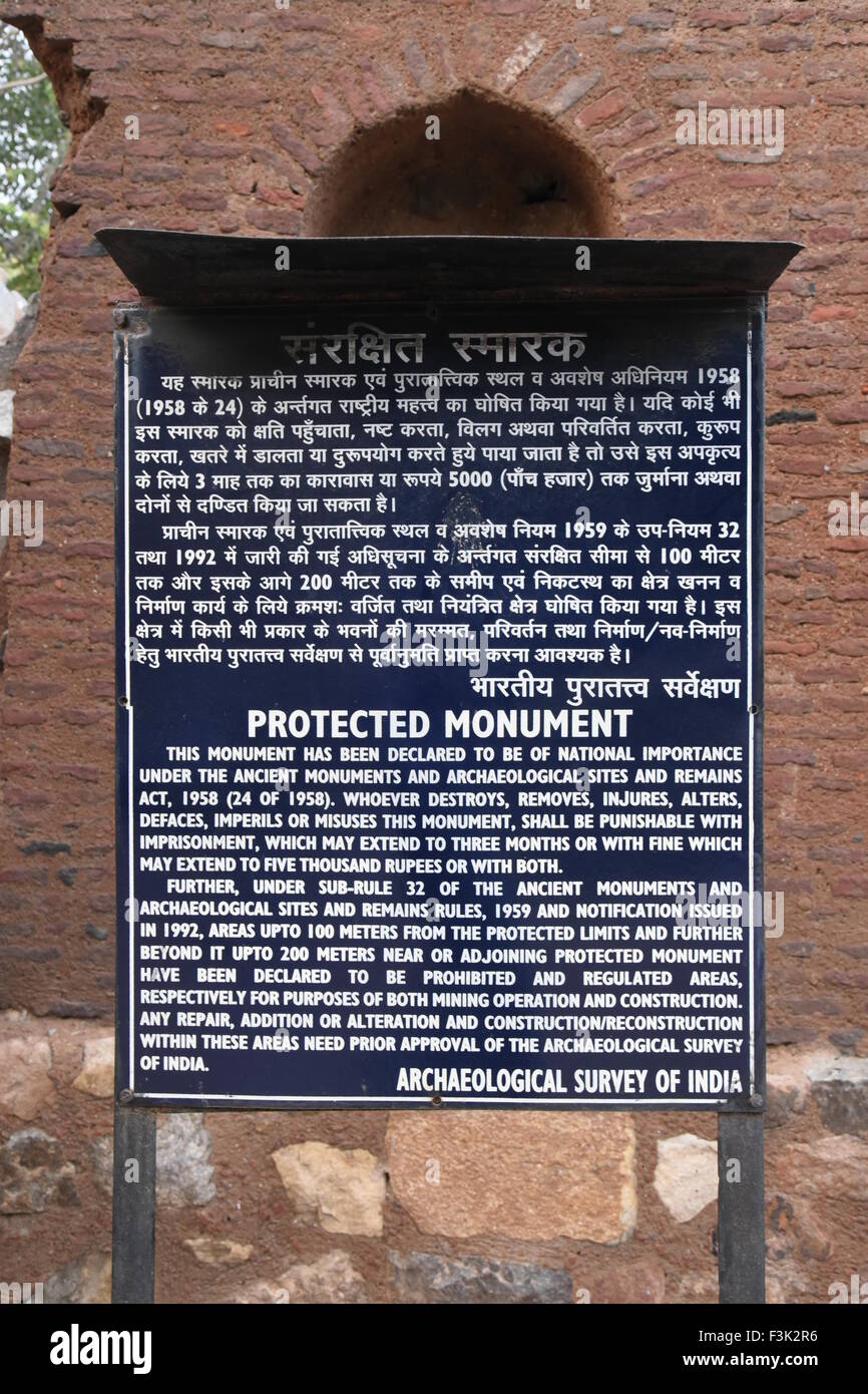 Archäologischer Survey of India (ASI) Najaf Khan Grab Denkmal kommunale Erklärung Blue color Board mit weißem Text, Delhi, Indien Stockfoto