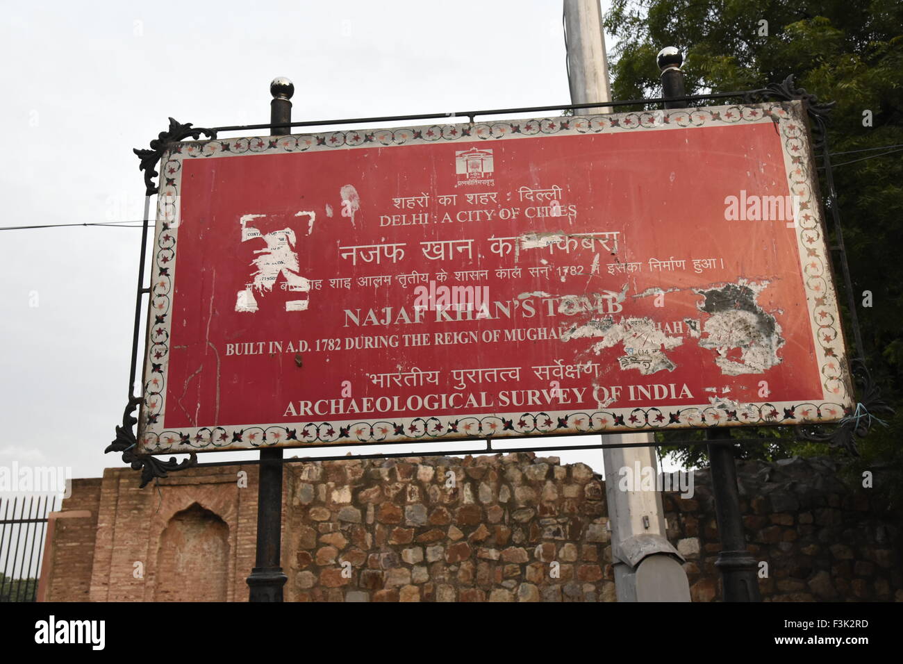 Najaf Khan Grab Rot Farbe Denkmal Informationstafel am Eingang von Archaeological Survey of India(ASI) Delhi, India, Asien Stockfoto