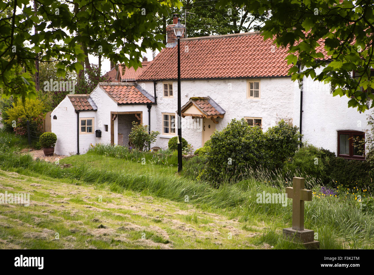 Großbritannien, England, Yorkshire East Riding, Goodmanham, die alte Schmiede, Hütte neben Friedhof Stockfoto