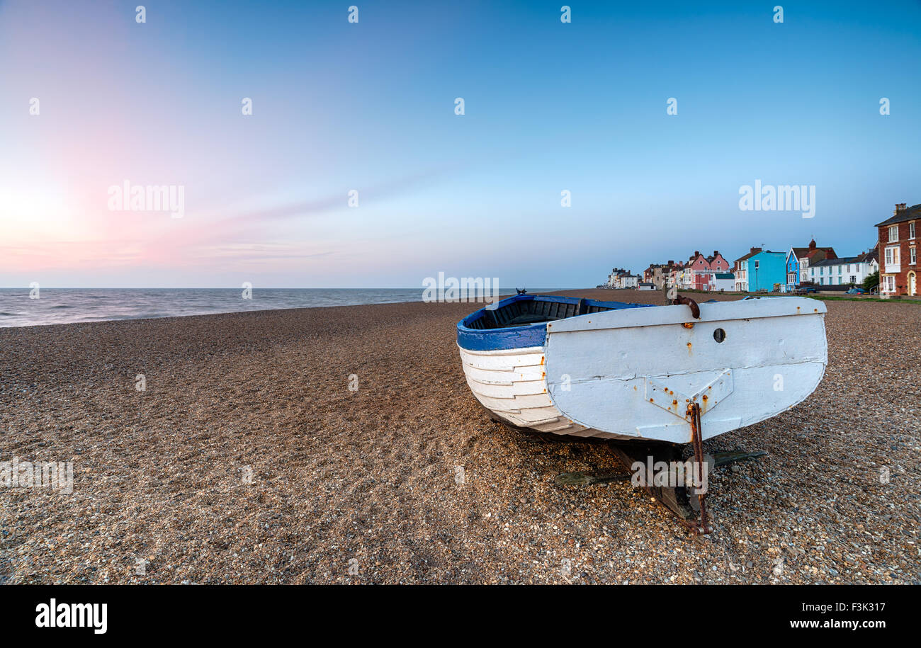 Angelboot/Fischerboot auf dem Kiesstrand in Aldeburgh an der Küste von Suffolk Stockfoto