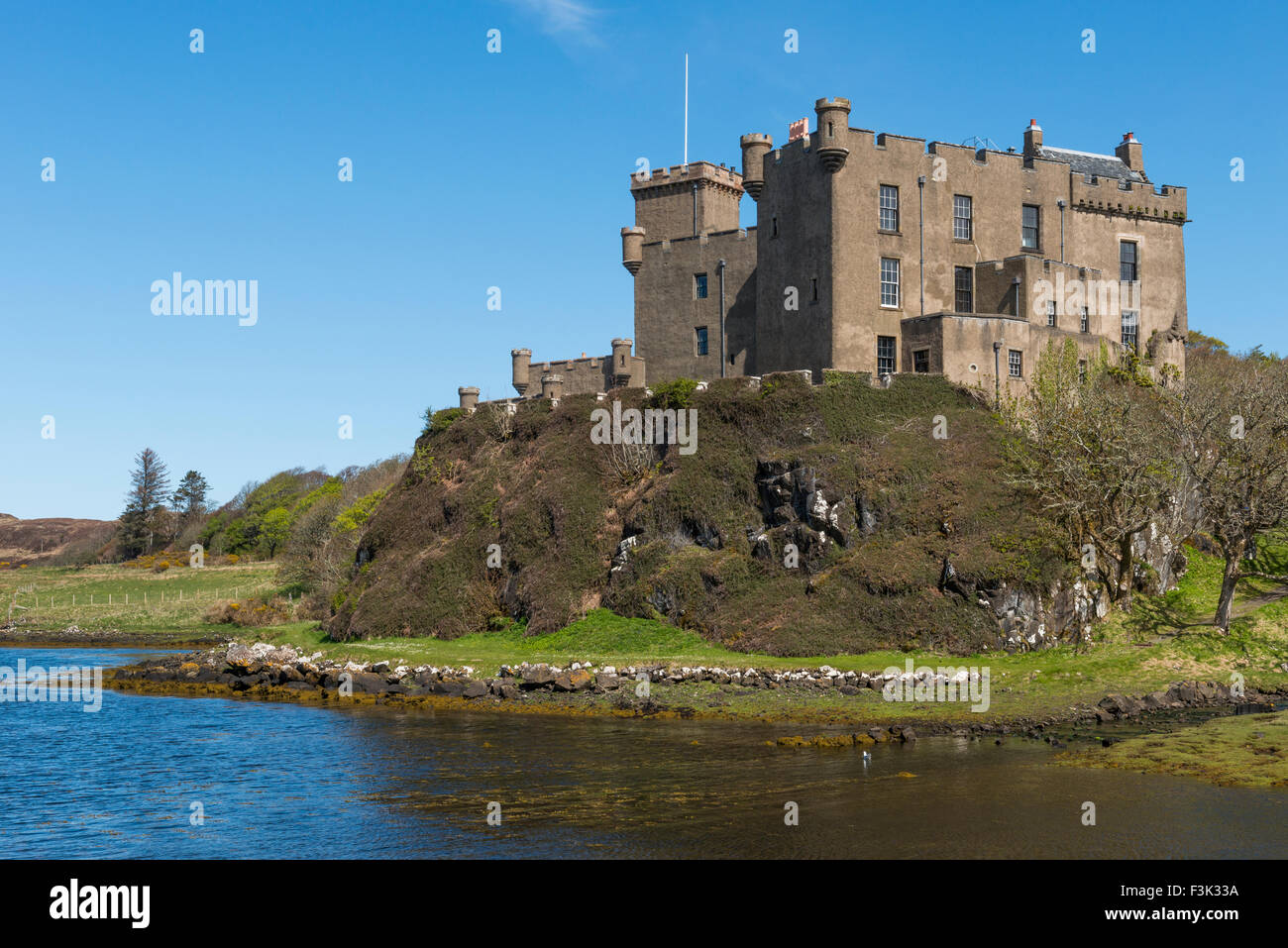 Schloss Dunvegan auf das blaue Meer auf der Insel Skye in Schottland. Stockfoto