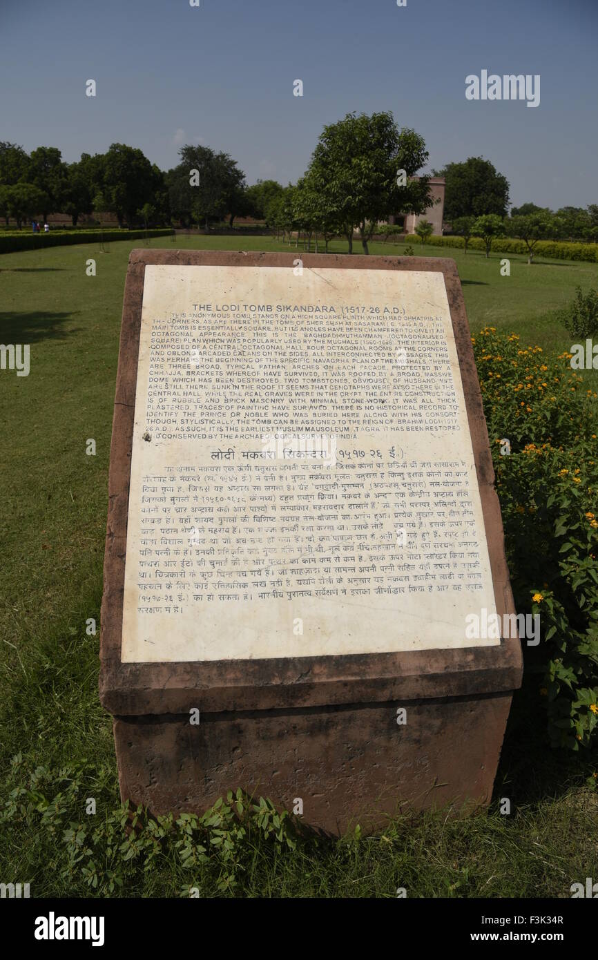 Lodi Grab Sikandra Denkmal Detail Informationstext auf weißem Marmor in Hindi & Englisch von Archaeological Survey of India, Agra Stockfoto