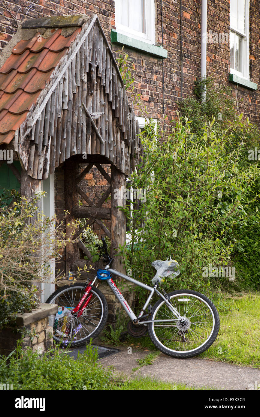 Großbritannien, England, Yorkshire East Riding, Brantingham, Auslauf Hill, Fahrrad in Holzhäuschen Veranda Stockfoto