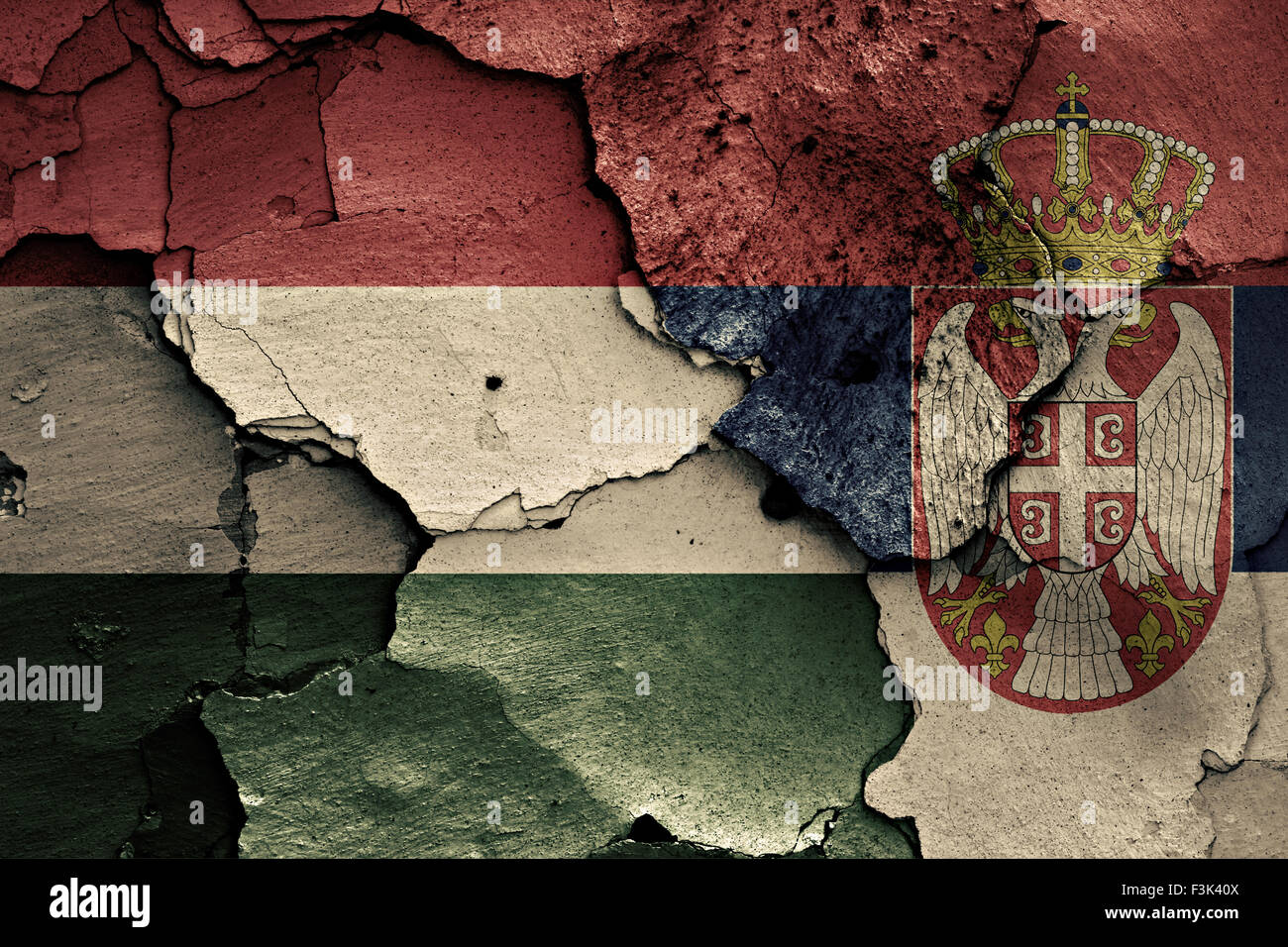 Flagge von Ungarn und Serbien auf rissige Wand gemalt Stockfoto