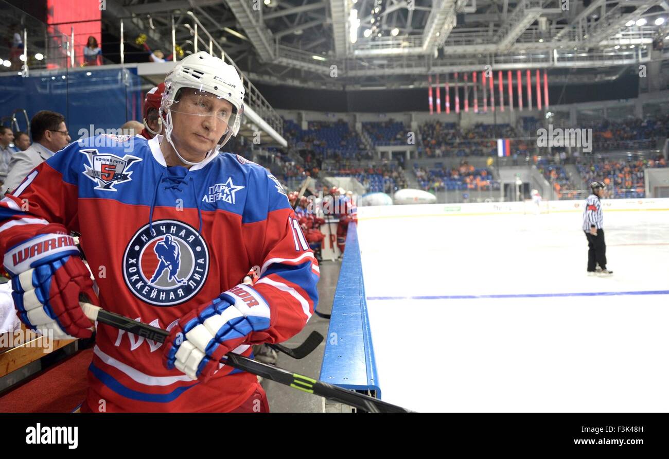 Der russische Präsident Vladimir Putin wartet man auf dem Eis während der jährliche Eishockey-Spiel zwischen ehemaligen NHL-Stars und russischen Regierungsbeamten in der Shayba Arena 7. Oktober 2015 in Sotschi, Russland. Das Spiel fand auf Putins 63. Geburtstag. Stockfoto